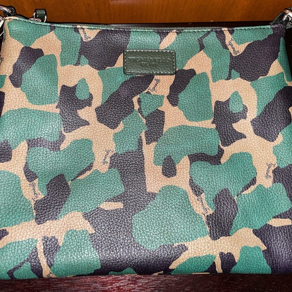 Tignanello Camo leather crossbody bag. - Picture 4 of 9